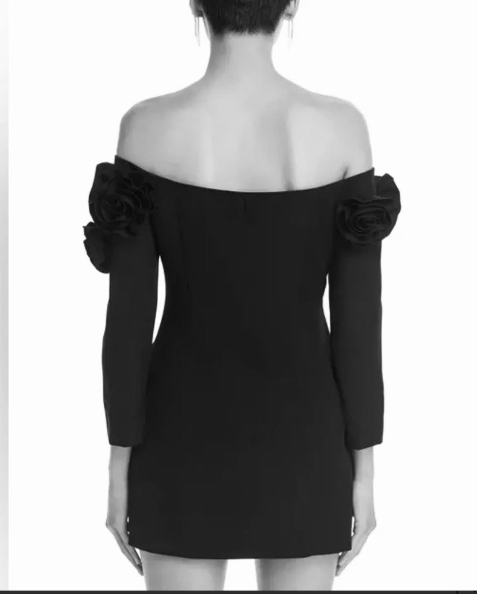 Vestido corto Lucy Paris con hombros descubiertos y roseta, color negro, talla XS